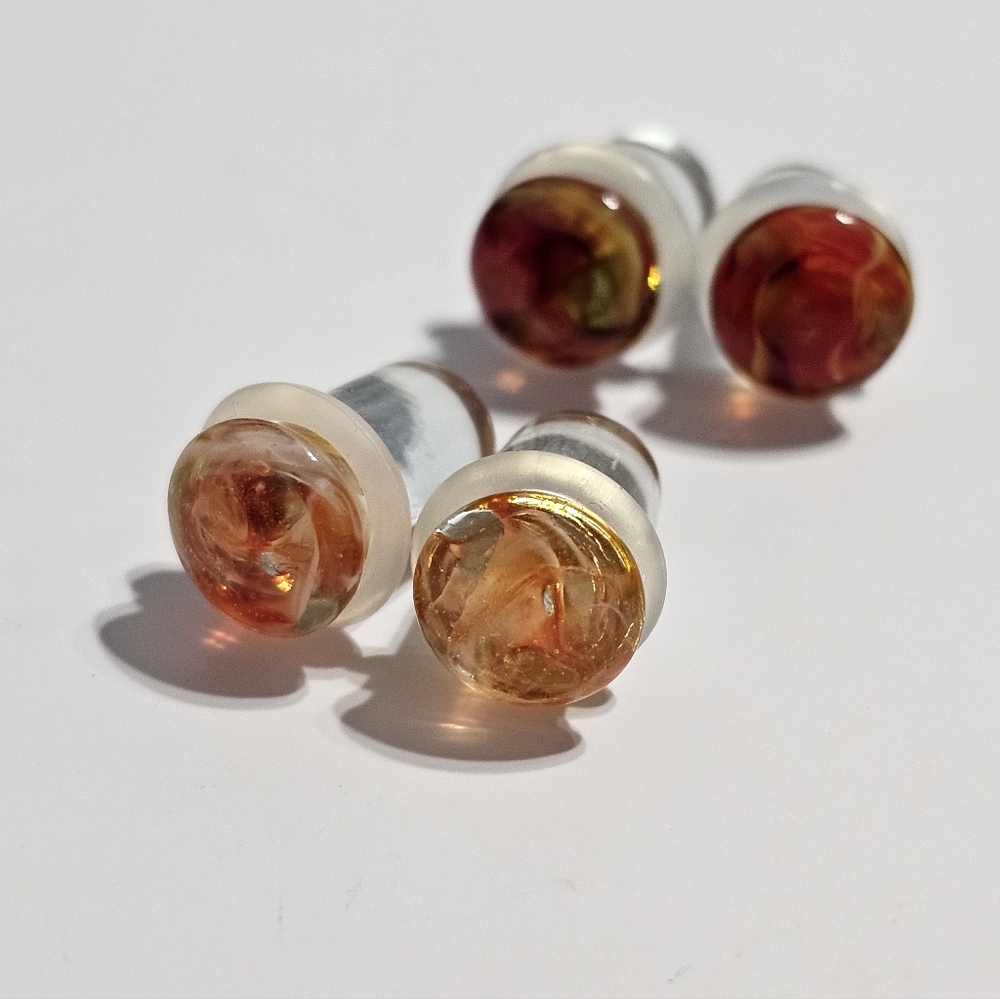 Elegant Gold and Red 0g 8mm Glass Plug